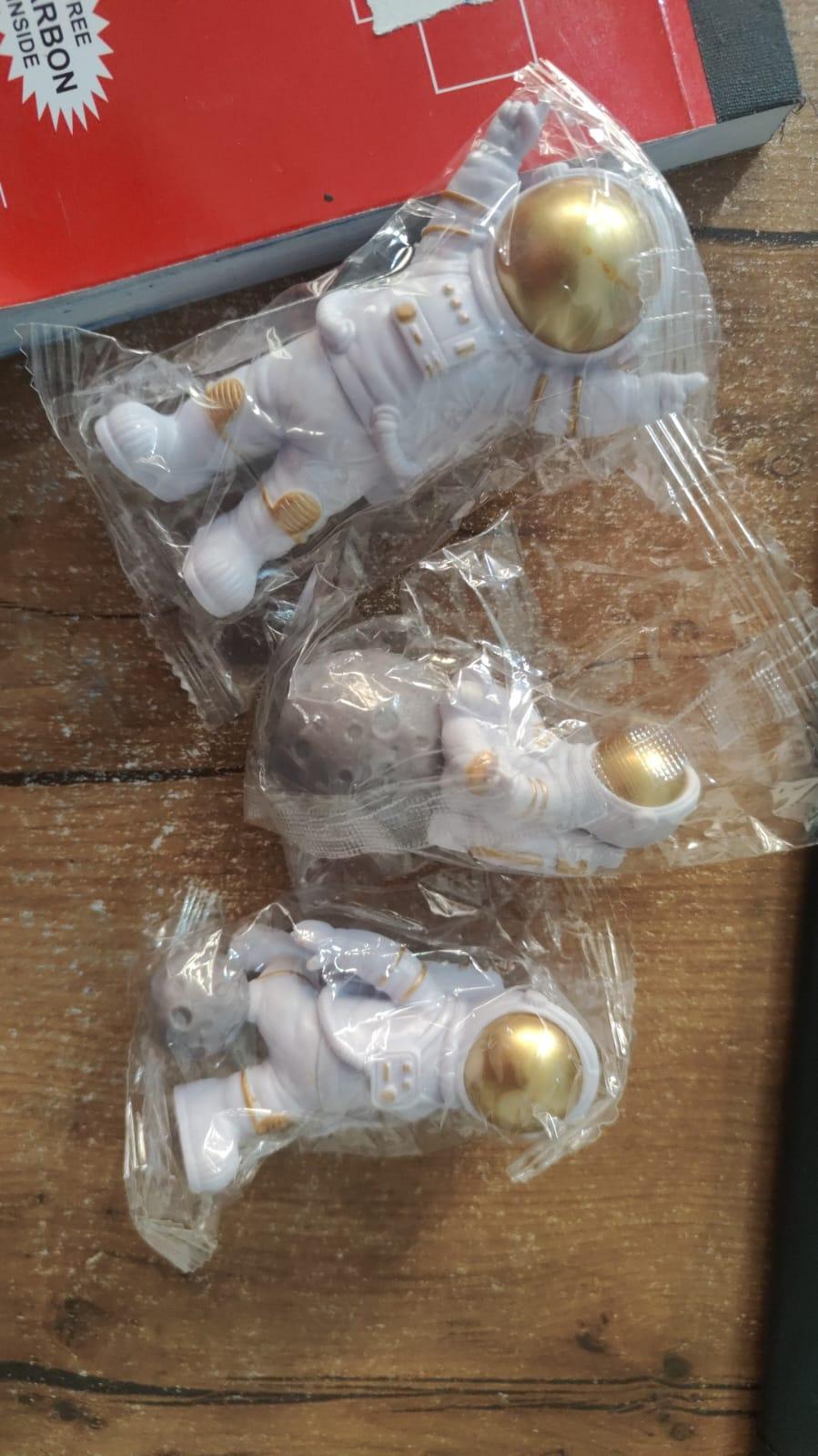 🪐 Astronaut Spaceman Figurine Set (3 Pcs) – Golden